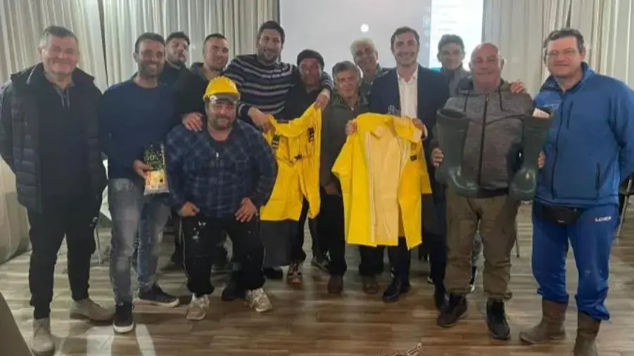 Il consigliere regionale Alecci consegna ai pescatori i kit di sicurezza images Il consigliere regionale Alecci consegna ai pescatori i kit di sicurezza