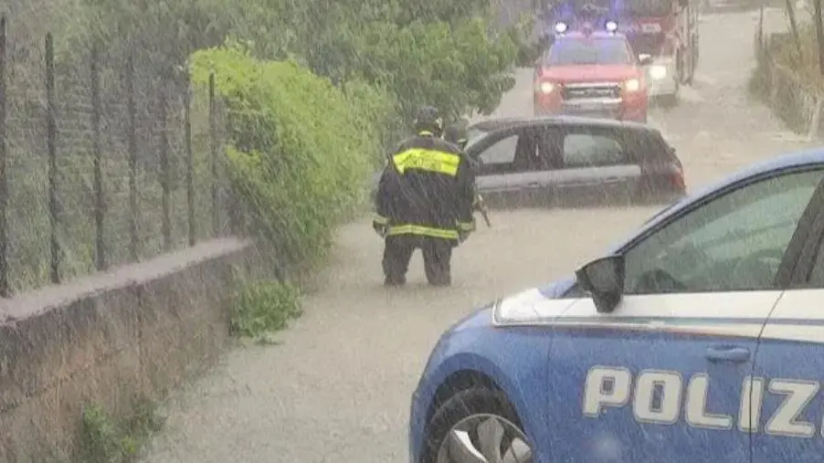 images Catanzaro, sommersa dal fango con la sua auto: salvata da un collega