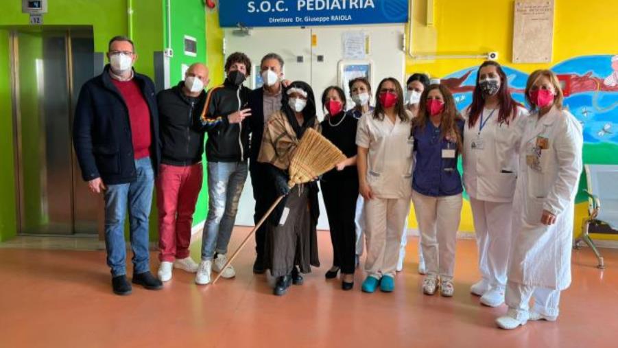 images Catanzaro, la Befana del Poliziotto arriva dai piccoli pazienti del reparto di Pediatria del 'Pugliese Ciaccio'