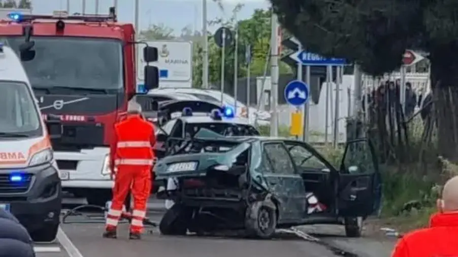 images Scontro tra auto e camion nel Catanzarese: un morto sulla strada statale 106