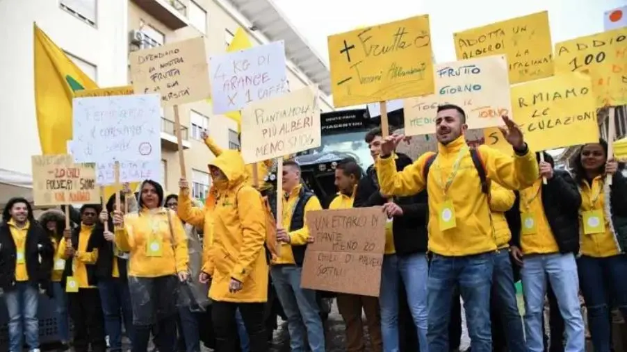 images Sos frutta italiana, i giovani Coldiretti al villaggio Coldiretti a Cosenza: "Carrelli mai così vuoti e strage di piante nei campi"