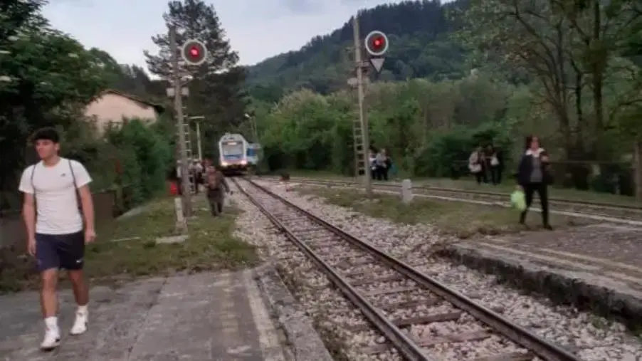 images Il pellegrinaggio alla Madonna di Porto diventa un'odissea: tutti bloccati sul treno di ritorno per ore