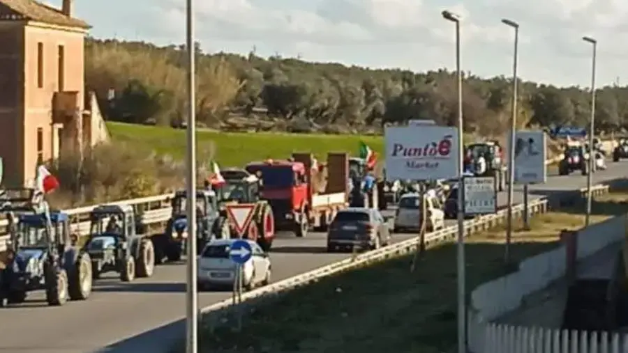 images Iniziata la protesta dei trattori: un lungo corteo in fila sulla Statale 106