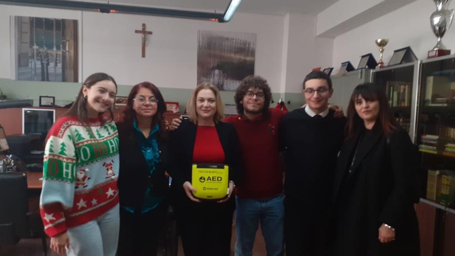 Catanzaro, l'associazione "Universo Minori" dona un defibrillatore al liceo classico 'Galluppi'
images Catanzaro, l'associazione "Universo Minori" dona un defibrillatore al liceo classico 'Galluppi'