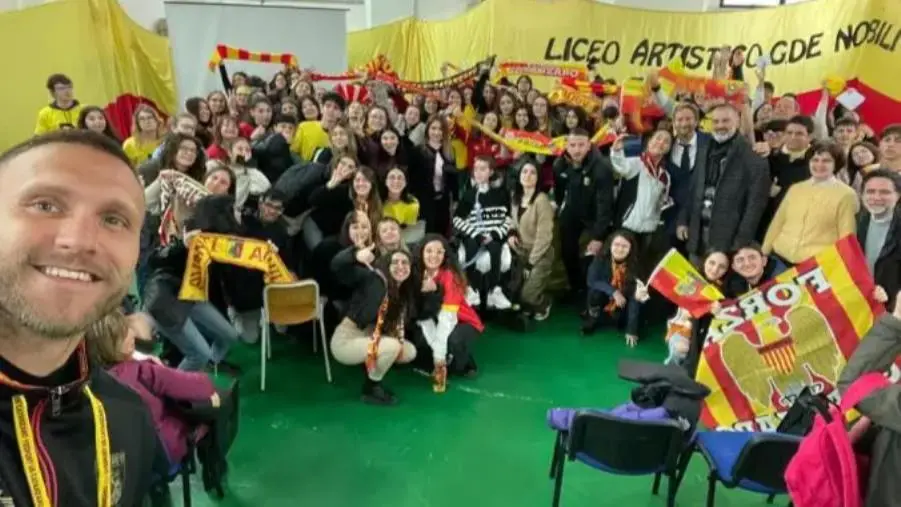 images Catanzaro, anche l’Istituto “De Nobili” festeggia la serie B con le Aquile