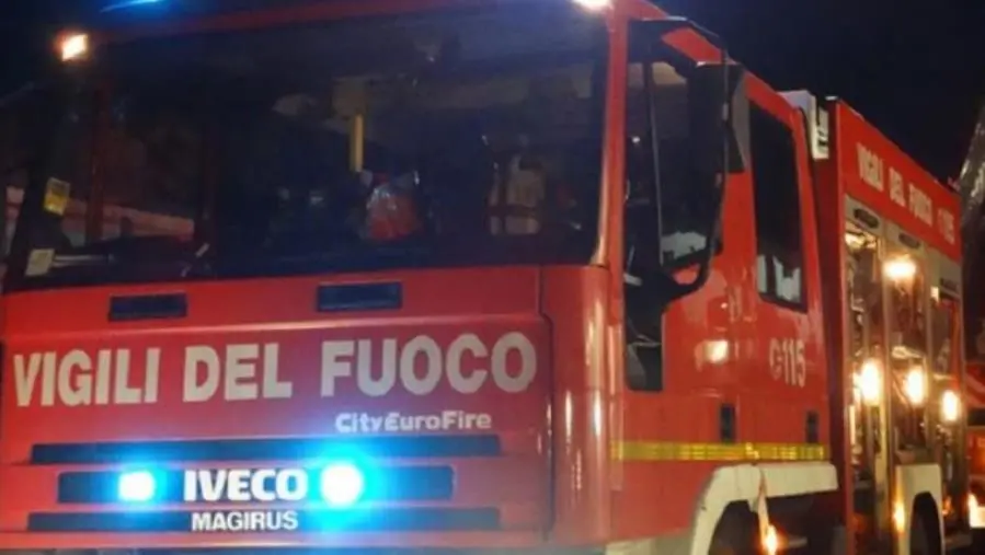 images Catanzaro, in fiamme un'auto in prossimità del Sansinato