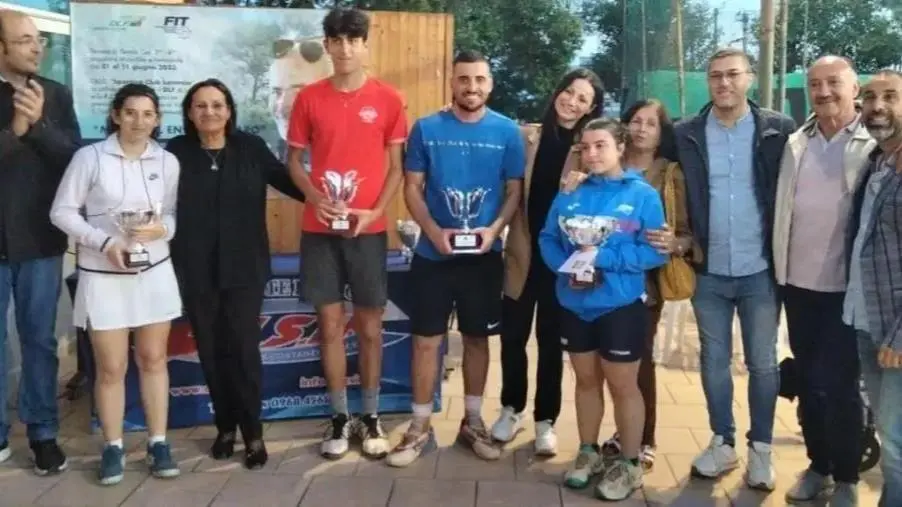 A Lamezia il Memorial Enzo Mascaro, donato un defibrillatore alla Croce Rossa images A Lamezia il Memorial Enzo Mascaro, donato un defibrillatore alla Croce Rossa