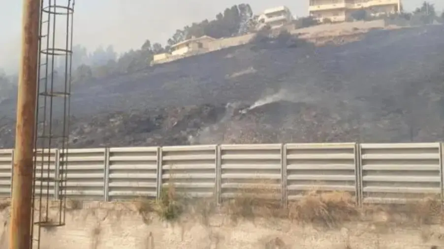 images Riunione in Prefettura su incendi a Catanzaro, il punto: due roghi ancora attivi e in fiamme anche un'auto vicino al Comune