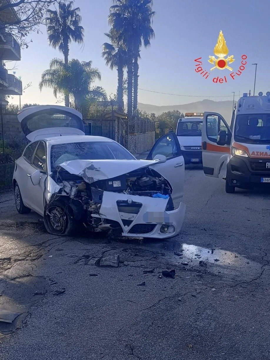 Lamezia, perde il controllo dell'auto e finisce fuori strada: trasferito in ospedale