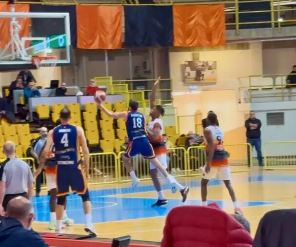 images Basket Academy spreca il vantaggio sul finale e consegna alla Viola il super derby per 72-68