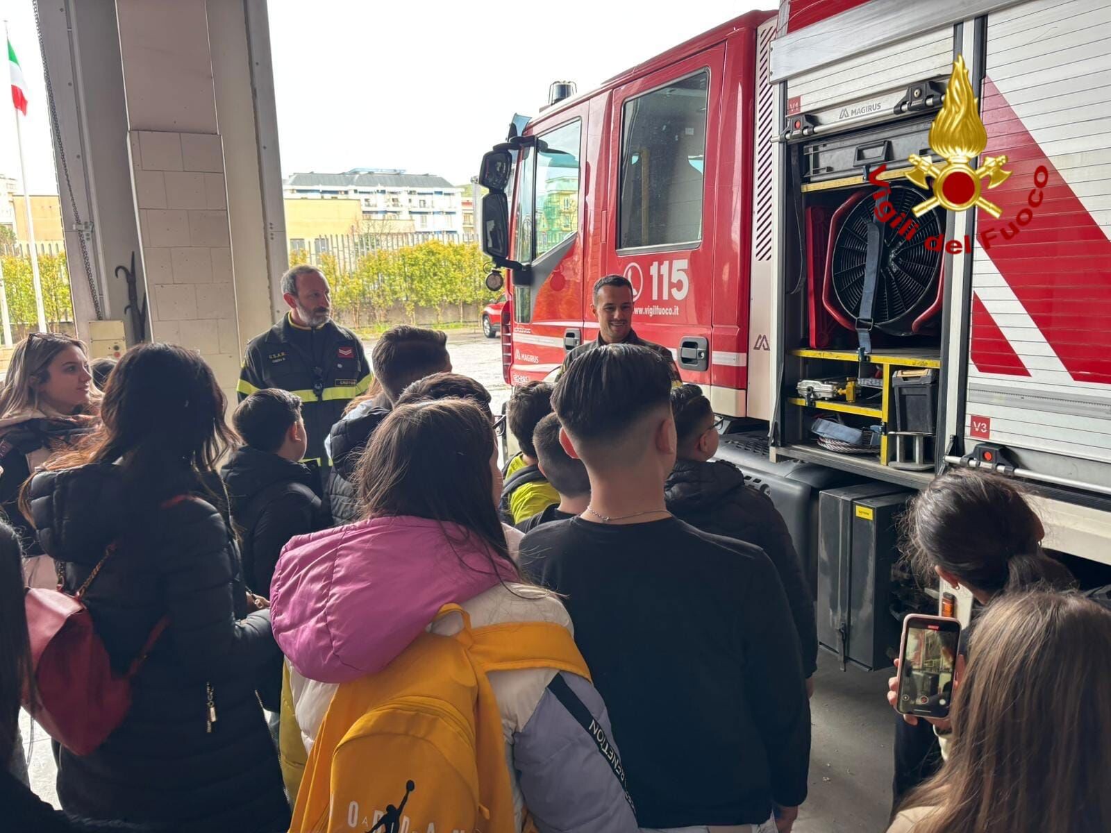 Giovani e bambini in visita ai Vigili del Fuoco di Crotone images Giovani e bambini in visita ai Vigili del Fuoco di Crotone