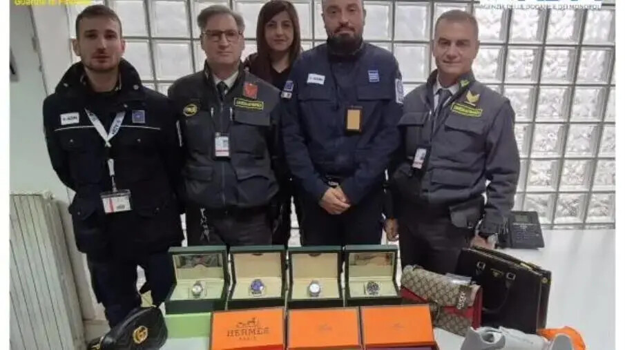 Blitz all’Aeroporto di Lamezia Terme: sequestrati orologi e articoli di lusso contraffatti images Blitz all’Aeroporto di Lamezia Terme: sequestrati orologi e articoli di lusso contraffatti