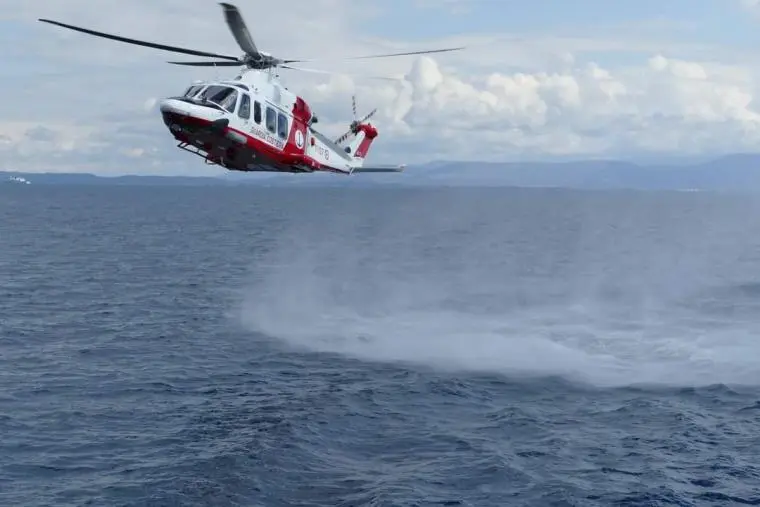 images Si sente male in crociera a largo delle coste calabresi: soccorso in elicottero dalla Guardia Costiera
