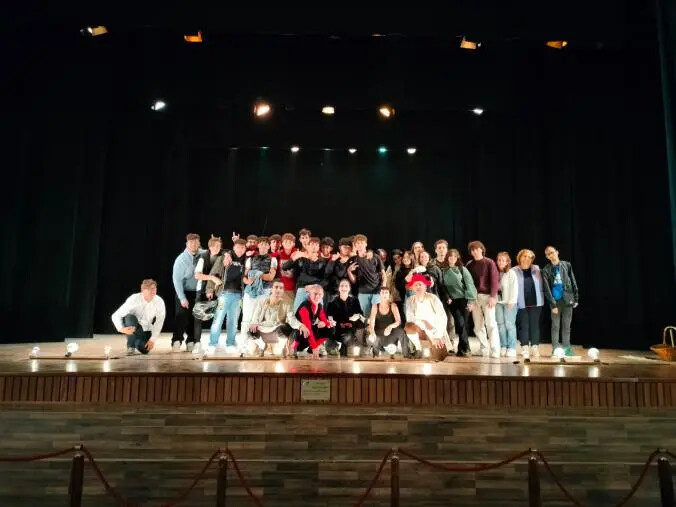 images Uno strepitoso Giangurgolo con accento cosentino e stola giallorossa fa il pieno di applausi a Catanzaro