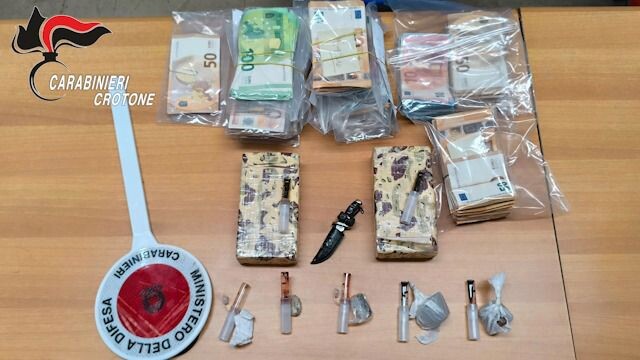 Crotone, spaccio di droga: 3 arresti images Crotone, spaccio di droga: 3 arresti
