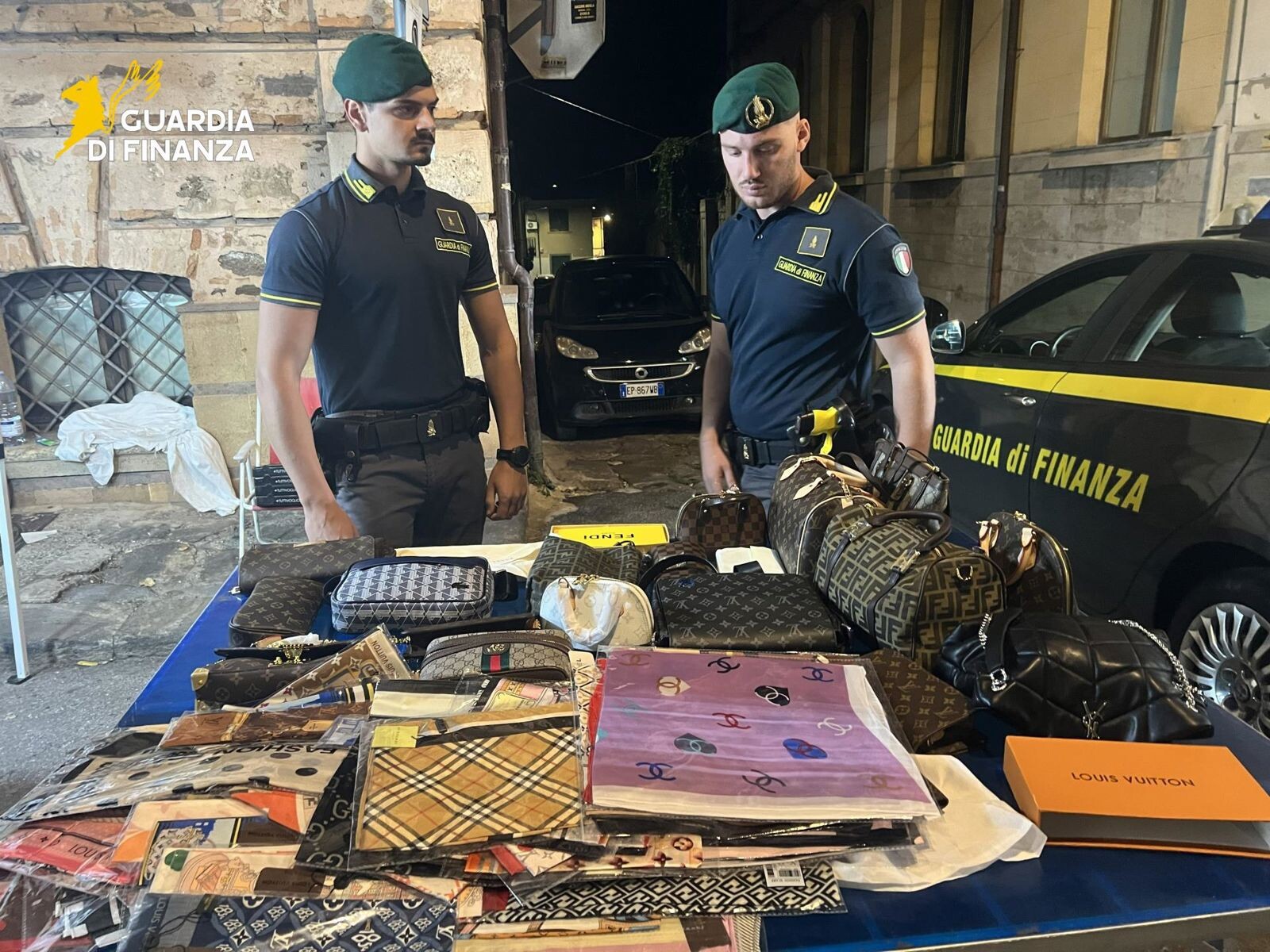 Vibo, contraffazione tra le bancarelle della festa: sequestrate 100 borse images Vibo, contraffazione tra le bancarelle della festa: sequestrate 100 borse