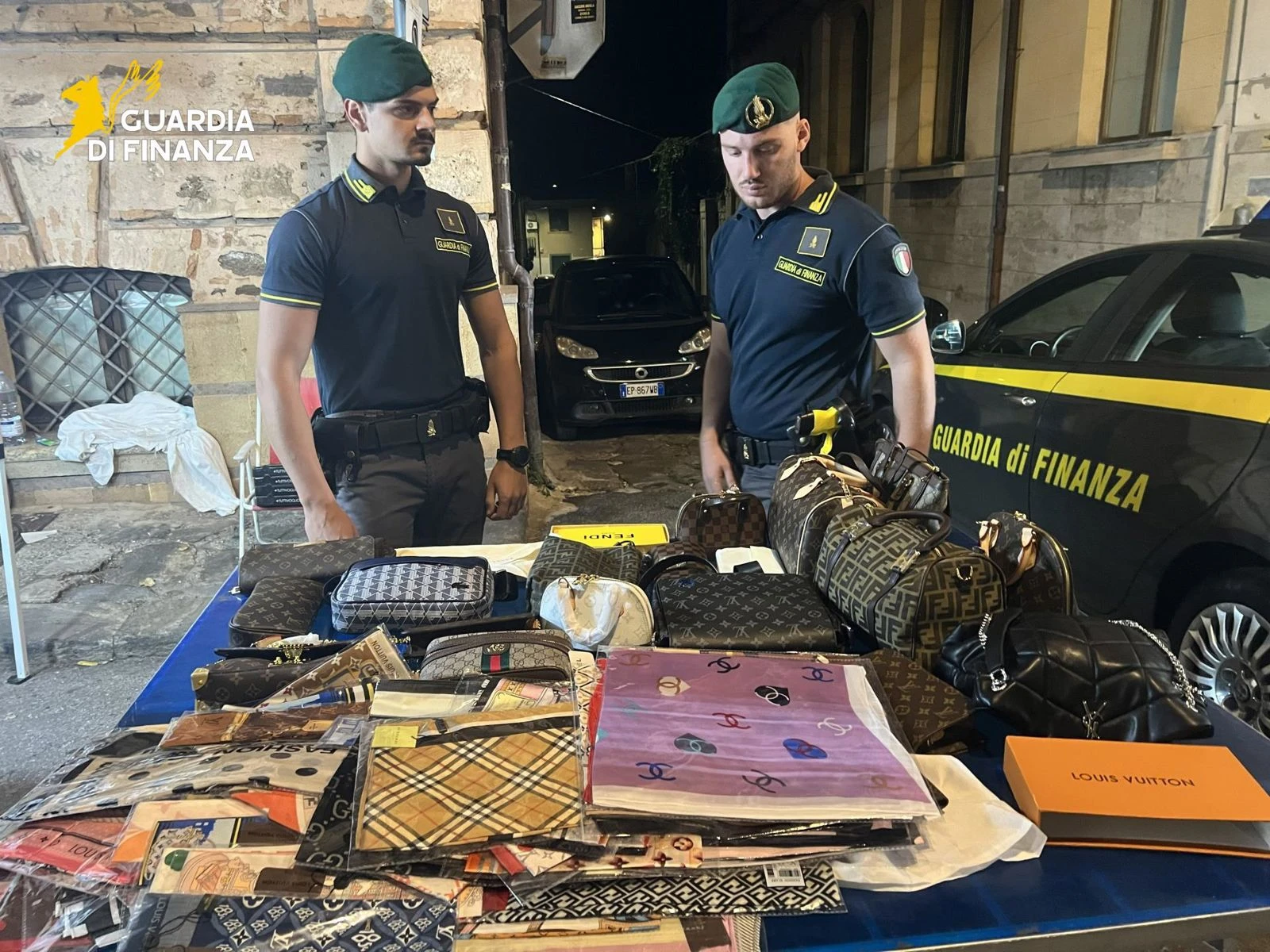 Vibo, contraffazione tra le bancarelle della festa: sequestrate 100 borse  