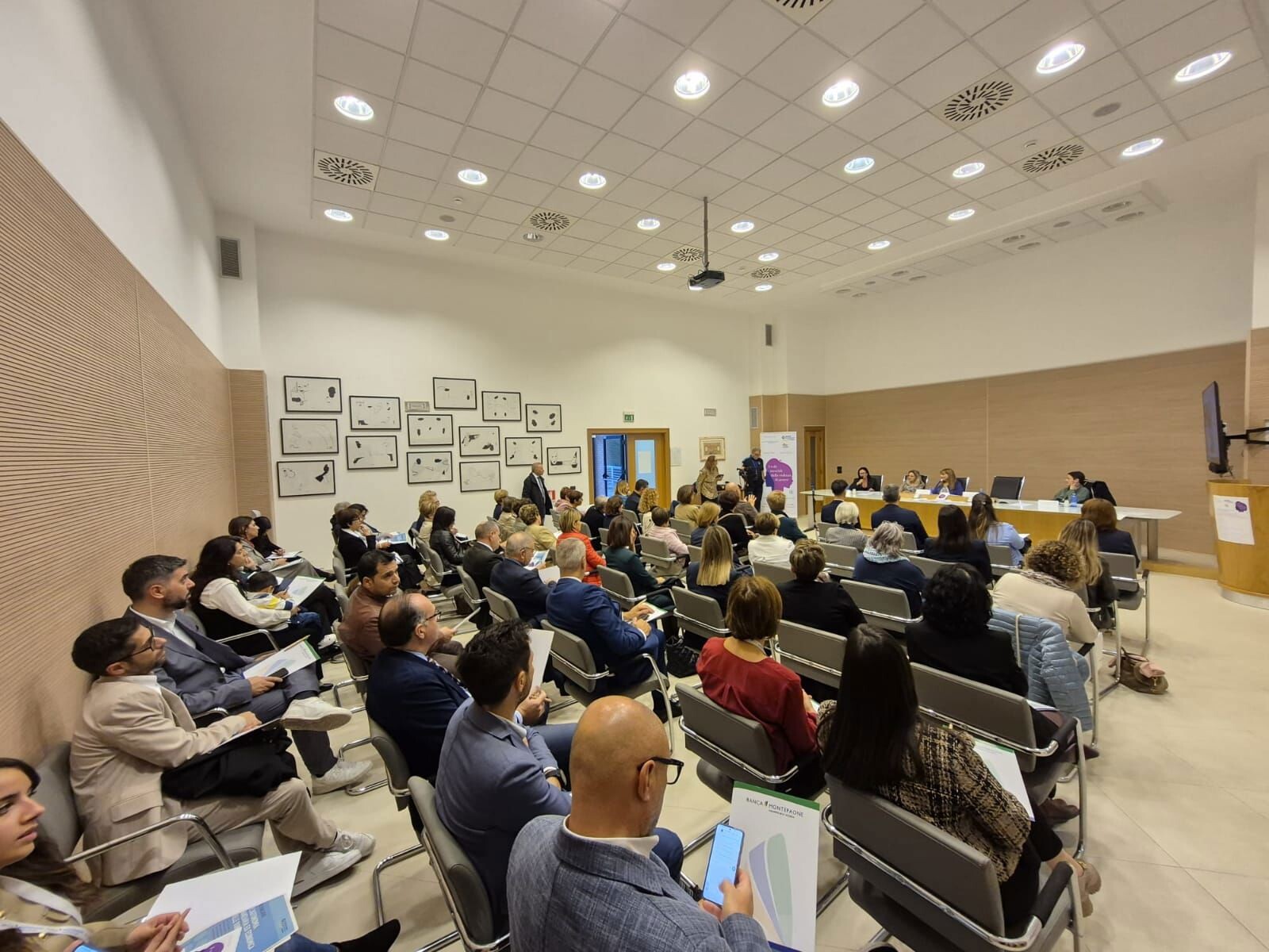 "I volti invisibili della violenza di genere": grande interesse per il convegno di Banca Montepaone images "I volti invisibili della violenza di genere": grande interesse per il convegno di Banca Montepaone