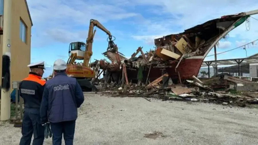 images Demolito il caicco "Novella delle Eolie" a Taureana di Palmi: un intervento atteso da 13 anni  