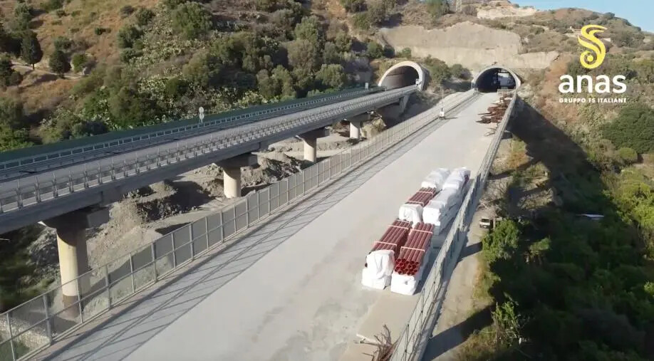 Anas abbatte l’ultimo diaframma della Peristeri: la SS 106 si avvicina alle 4 corsie images Anas abbatte l’ultimo diaframma della Peristeri: la SS 106 si avvicina alle 4 corsie