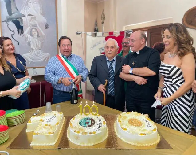 images Nonno Rocco compie 100 anni: la storia della sua vita di uomo e soldato patrimonio di Amaroni