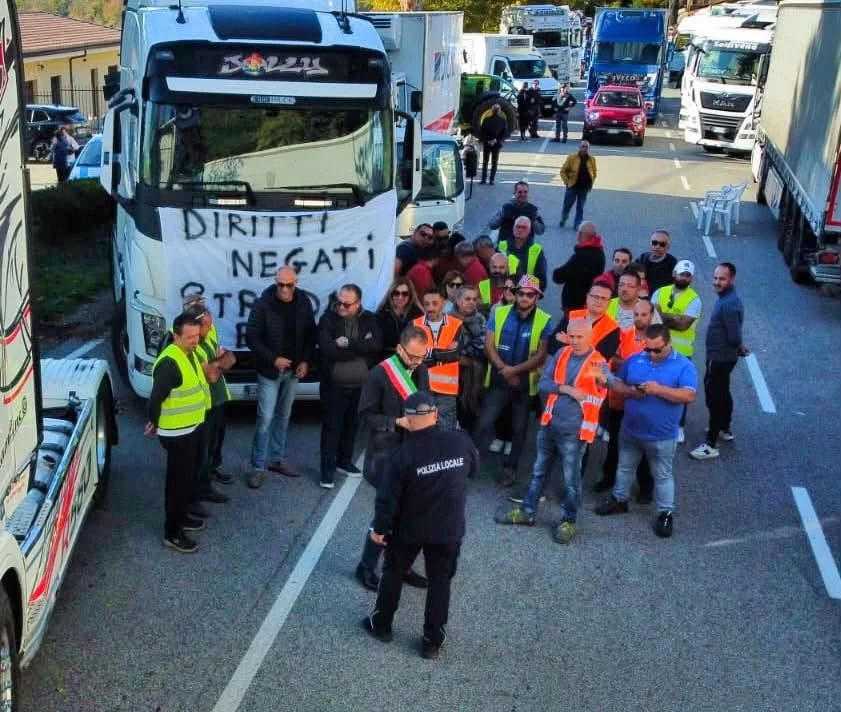 Pappaterra a Campotenese con gli autotrasportatori: "Dietro quei camion fermi il volto di un’Italia che soffre, ma non si arrende"