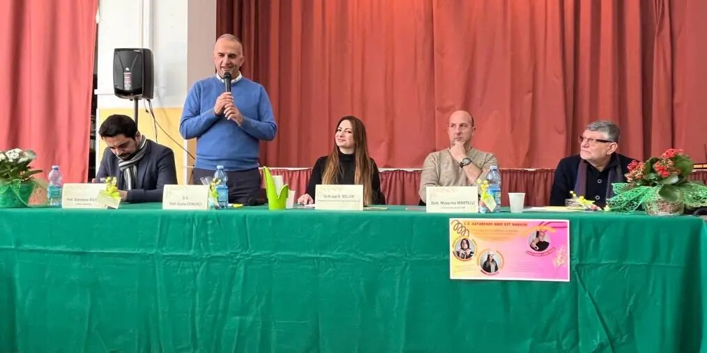 images Voci maschili celebrano le donne all’istituto Catanzaro nord est Manzoni: forza, storia e impatto globale
