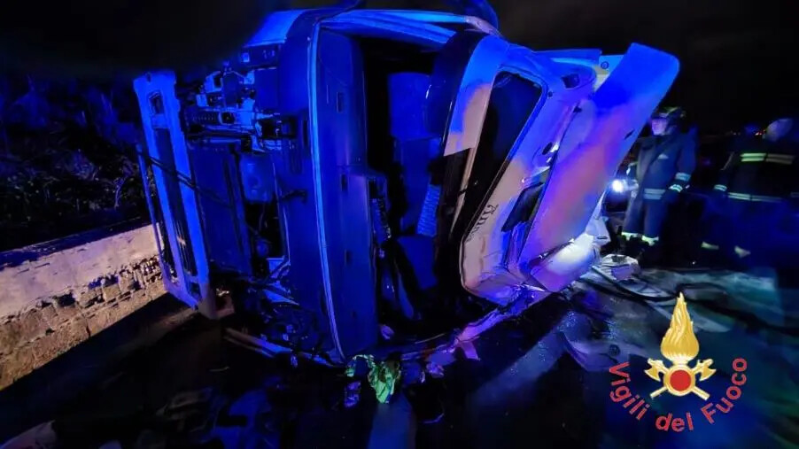 images Incidente sull’A2, autoarticolato si ribalta tra Rogliano e Altilia: ferito l’autista 