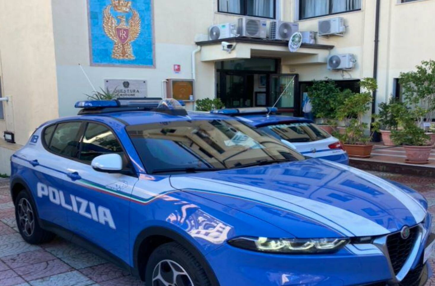 Controlli della Polizia al Cara di Sant'Anna: tre stranieri segnalati per hashish images Controlli della Polizia al Cara di Sant'Anna: tre stranieri segnalati per hashish