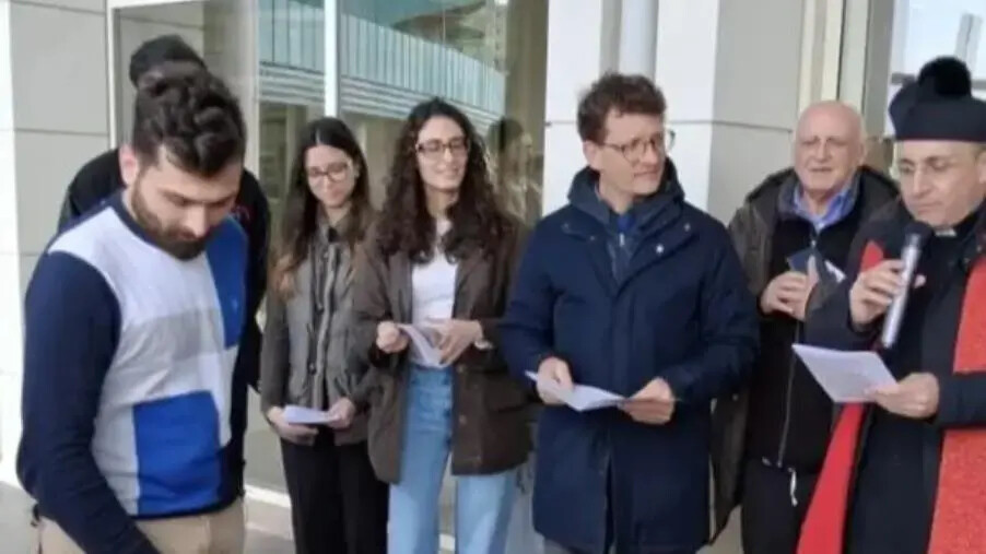 Una via Crucis nel segno dell’amore con i giovani dell'UMG di Catanzaro images Una via Crucis nel segno dell’amore con i giovani dell'UMG di Catanzaro