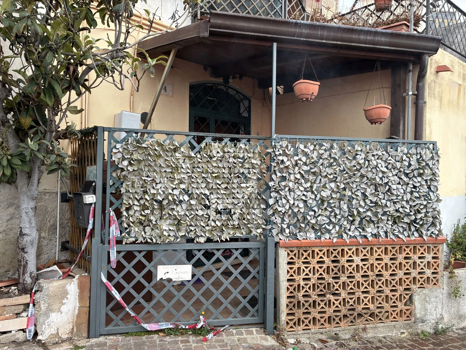 Catanzaro, abitazione inagibile dopo un cedimento: coppia fuori casa da febbraio