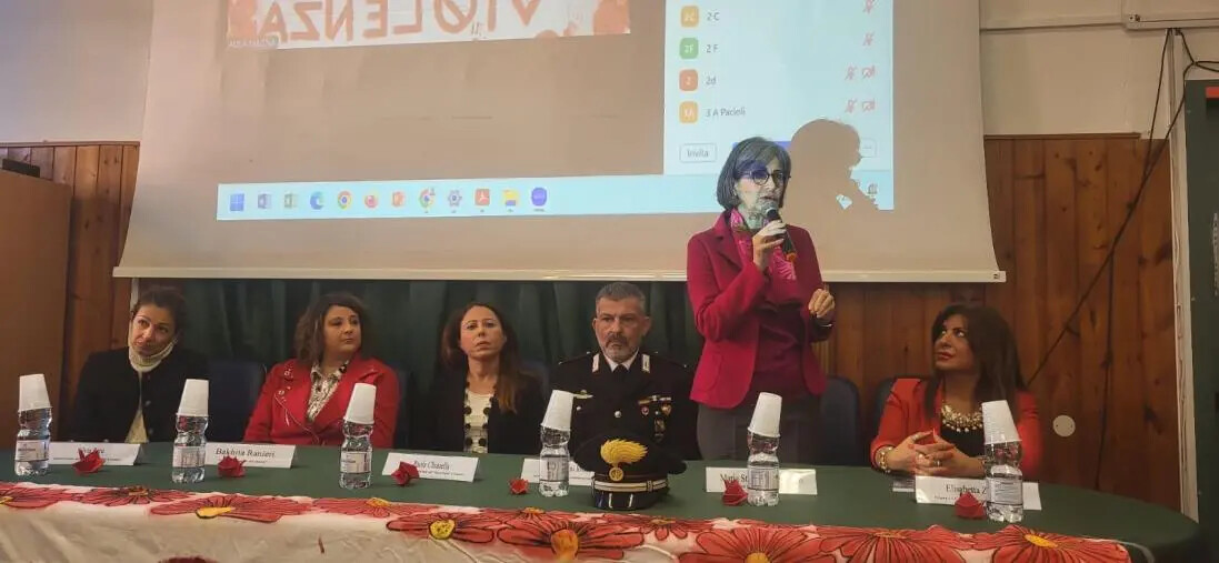 images “Ferite d’amore”: al"Grimaldi-Pacioli" l'assessore Caracciolo: "L'importanza della scuola per diffondere la cultura del rispetto" 