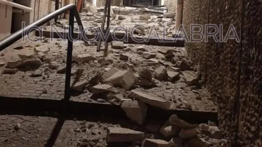 Catanzaro, crolla un cornicione in centro: non si registrano feriti images Catanzaro, crolla un cornicione in centro: non si registrano feriti