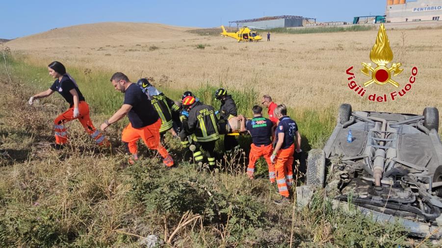 images Incidente a Cutro, perde il controllo dell'auto e finisce fuori strada: ferito un anziano