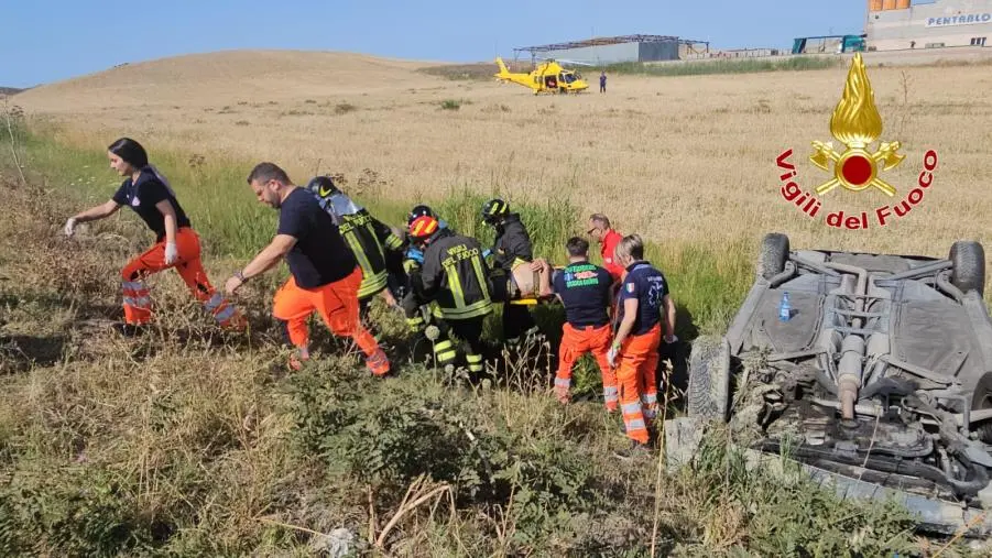 images Incidente a Cutro, perde il controllo dell'auto e finisce fuori strada: ferito un anziano