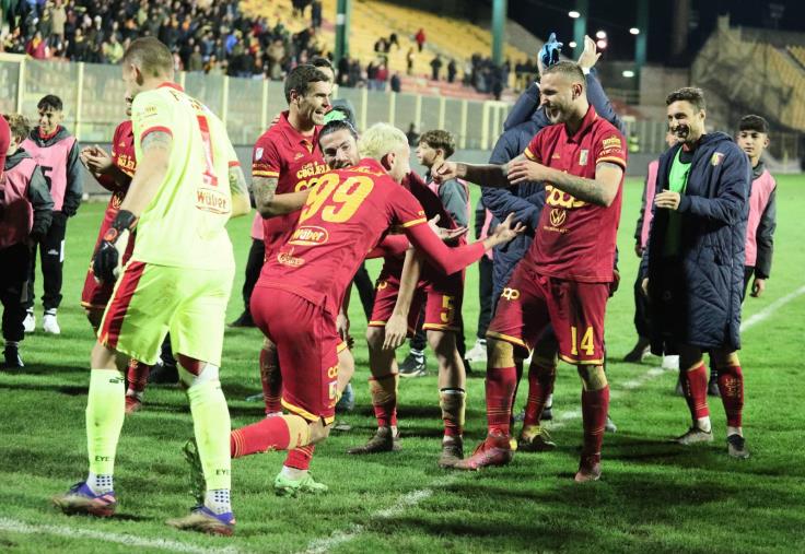 Il corsivo giallorosso. Le stelle brillano sul "Ceravolo" e Ghion festeggia il suo primo gol images Il corsivo giallorosso. Le stelle brillano sul "Ceravolo" e Ghion festeggia il suo primo gol