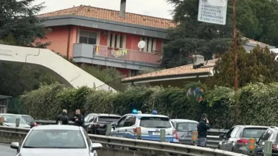 images Catanzaro, auto finisce fuori strada a Viale de Filippis: traffico bloccato 