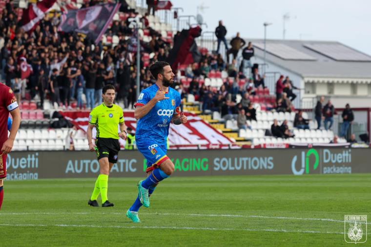 images Il corsivo giallorosso. Vola aquila giallorossa vola. Iemmello c'è stato con la testa e con i piedi