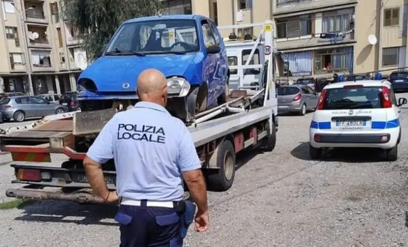 A Catanzaro rimosse sessanta auto abbandonate dall'inizio dell'anno images A Catanzaro rimosse sessanta auto abbandonate dall'inizio dell'anno