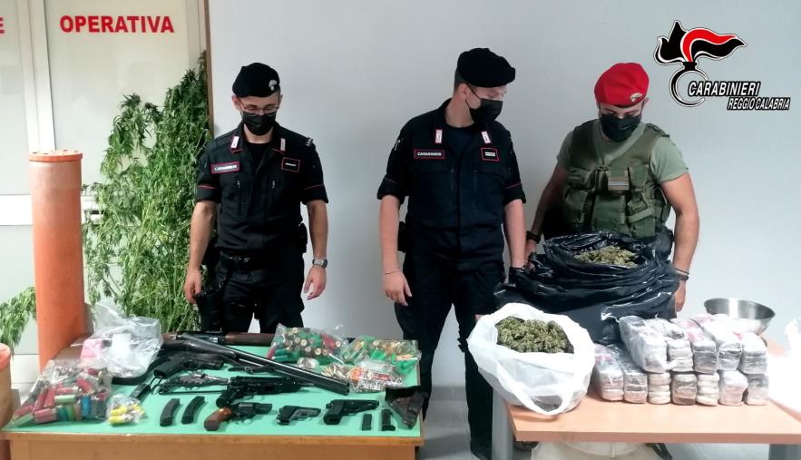 Bianco, i carabinieri arrestano padre e figli: armi e droga nella fattoria di famiglia 
 images Bianco, i carabinieri arrestano padre e figli: armi e droga nella fattoria di famiglia