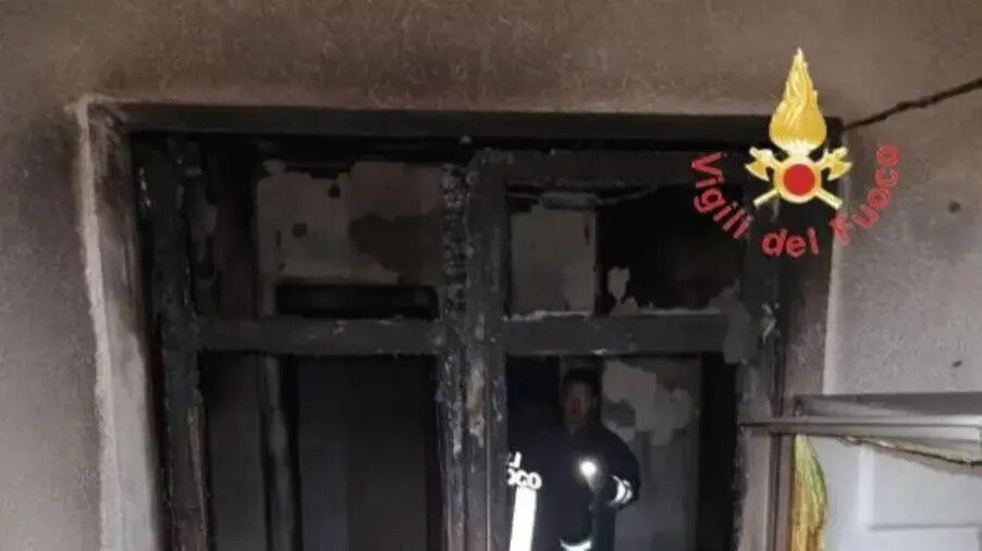 images In fiamme un'abitazione nel Crotonese: 2 ustionati 