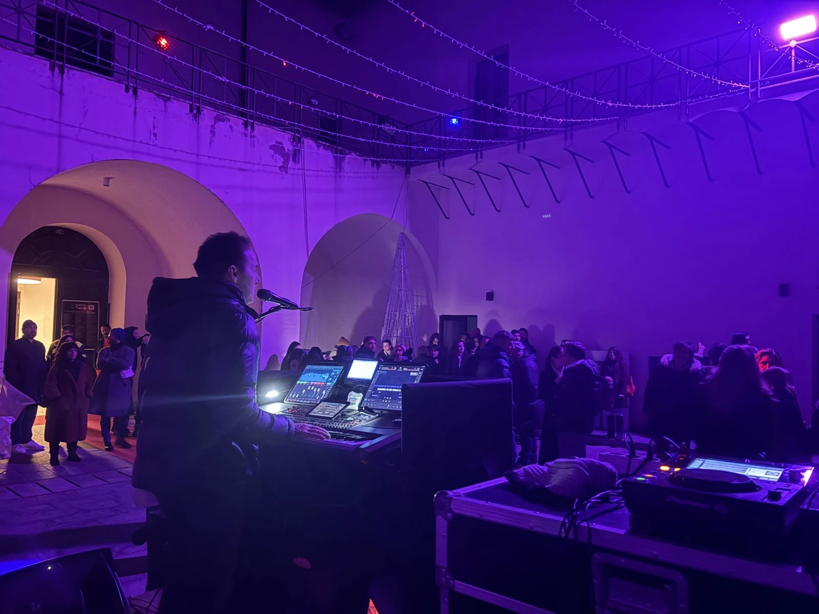 La musica riempie il San Giovanni: serata con il pianobar di Stefano Busà