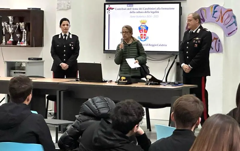Reggio, i ragazzi dell'Istituto Professionale “E. Fermi” a scuola di legalità con i carabinieri images Reggio, i ragazzi dell'Istituto Professionale “E. Fermi” a scuola di legalità con i carabinieri