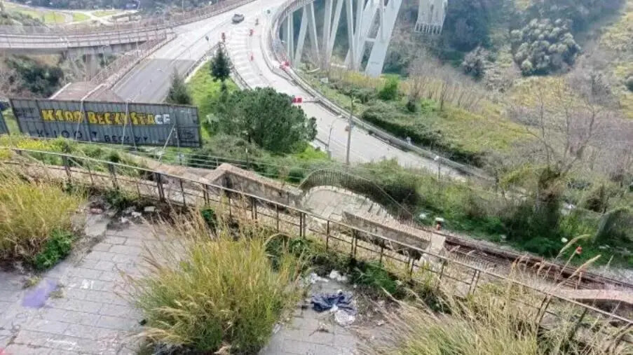 Catanzaro e quell'immondezzaio che si affaccia sul Ponte Morandi: inciviltà da sanzionare images Catanzaro e quell'immondezzaio che si affaccia sul Ponte Morandi: inciviltà da sanzionare