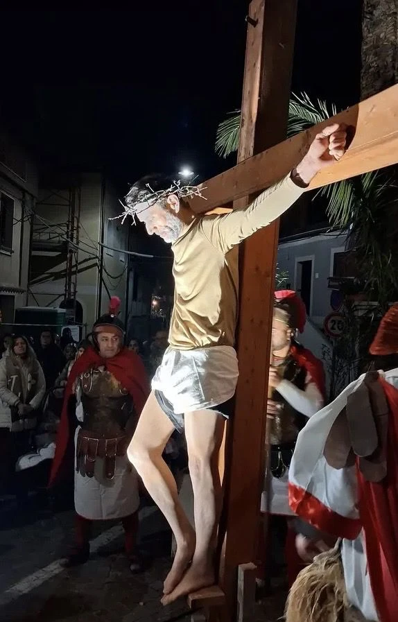 Grande partecipazione ad Amaroni per la tradizionale Via Crucis vivente