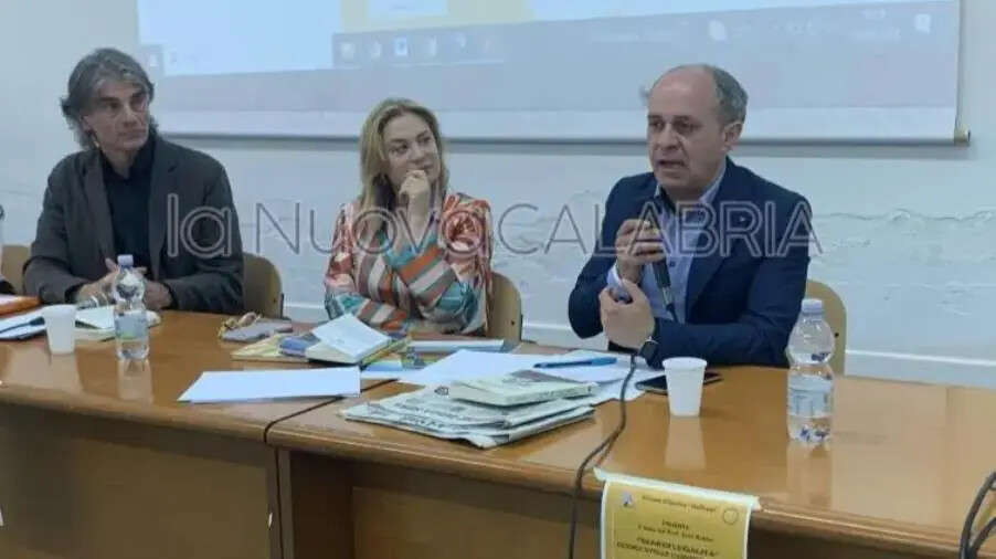 Gutenberg XXI: incontro con Enzo Bubbo, autore di “Semi di legalità” images Gutenberg XXI: incontro con Enzo Bubbo, autore di “Semi di legalità”