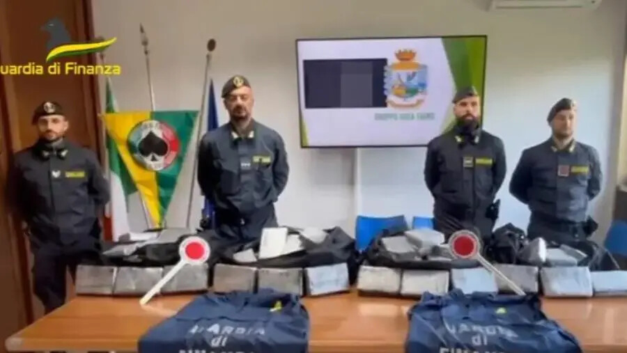 images Maxi sequestro di droga al porto di Gioia Tauro: 110 chili di cocaina nascosta in bobine di carta
