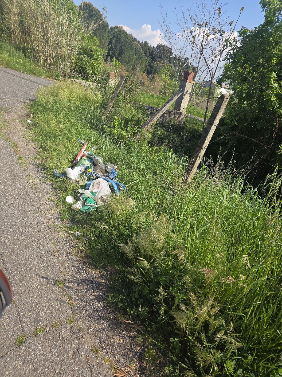 images Lamezia Terme, “Basta discariche abusive nei nostri terreni”: la denuncia dei residenti in via Padre Alfonso di Bartolo 