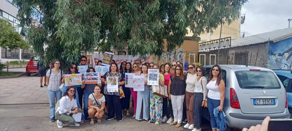 Catanzaro, divampa la protesta dei docenti di sostegno davanti all'USR Calabria images Catanzaro, divampa la protesta dei docenti di sostegno davanti all'USR Calabria