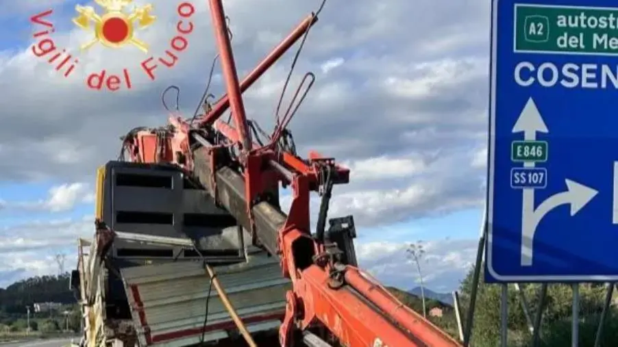 images Crotone, camion finisce contro il viadotto sulla SS107: ferito il conducente